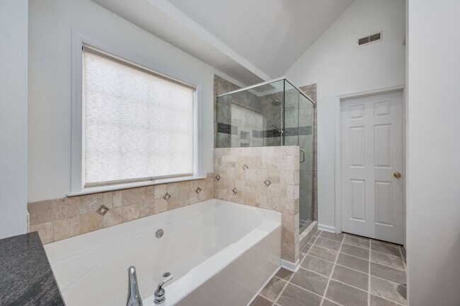 Building Photo - Available NOW! 4 Bed 3 Bath ALL Brick Hous...