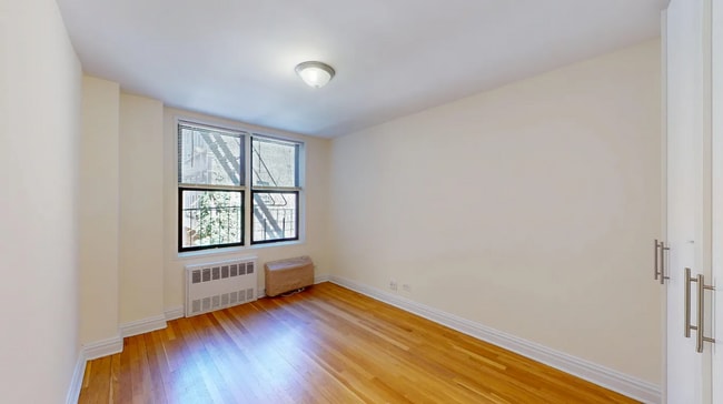 Building Photo - 325 W 13th St