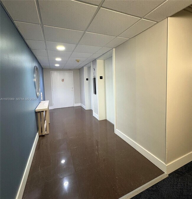 Foto del edificio - 2500 NE 135th St