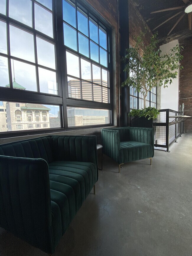 Building Photo - 126 E 6th St