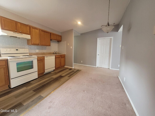 Building Photo - 68 Morris St