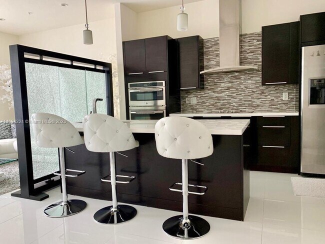 Foto del edificio - 6660 NW 105th Ct