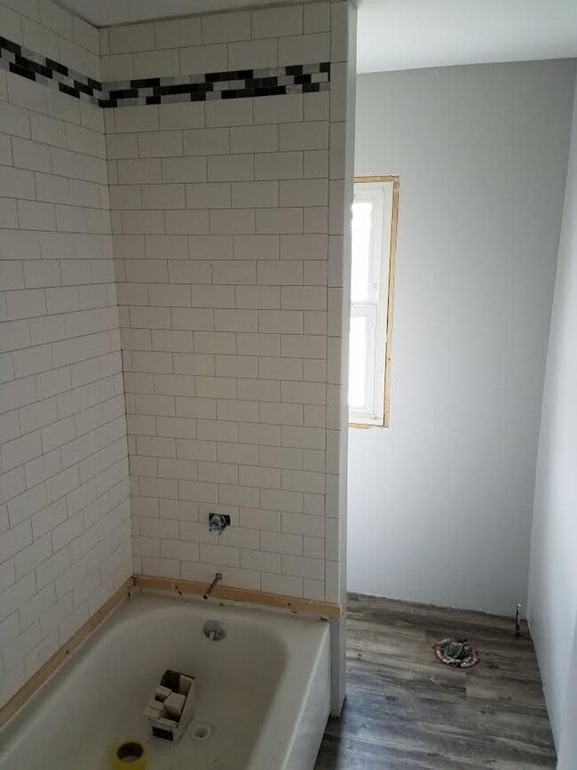 Building Photo - 3 bedroom 1 bathroom duplex in Bexley Schools