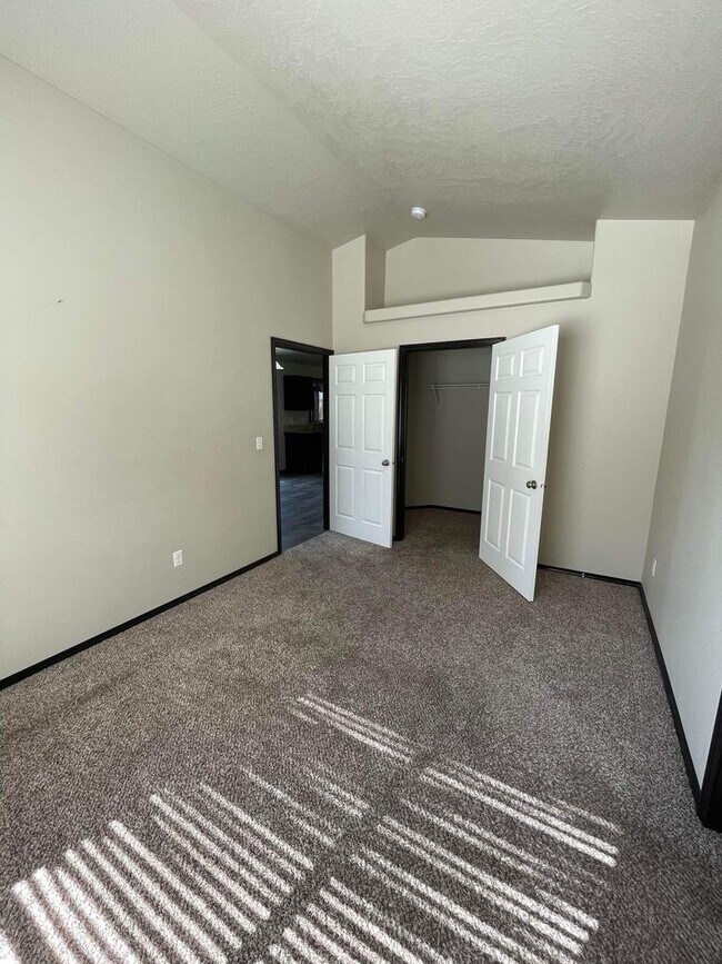 Building Photo - 402 Fortaleza Ln