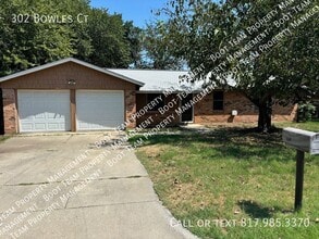Building Photo - 302 Bowles Ct