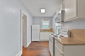 Building Photo - 909 28th St