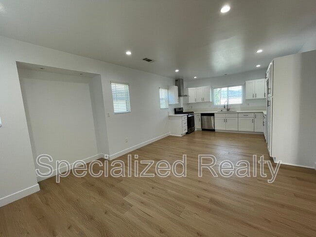 Building Photo - 1135 Scofield Dr