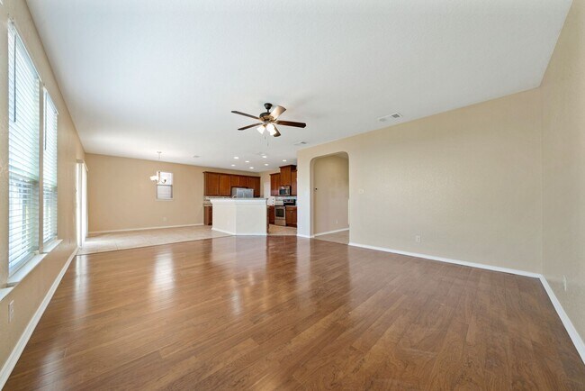 Building Photo - 3 Bedroom/2.5 Bath Loma Vista Subdivision