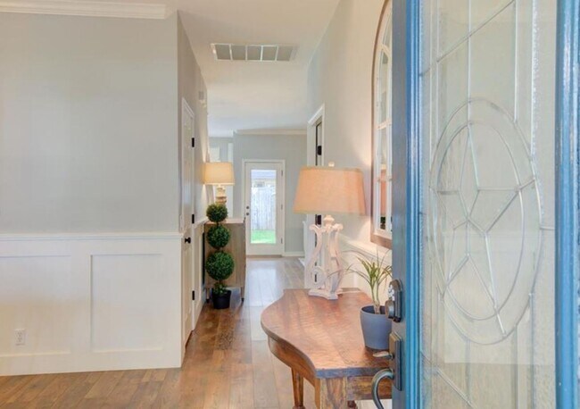 Foto del edificio - Tasteful 3 Bedroom, 2.5 Bath, 2-Story Home...