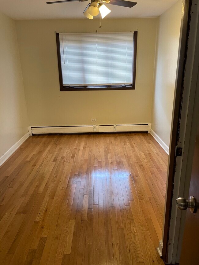 Building Photo - 10325 Parkside Ave