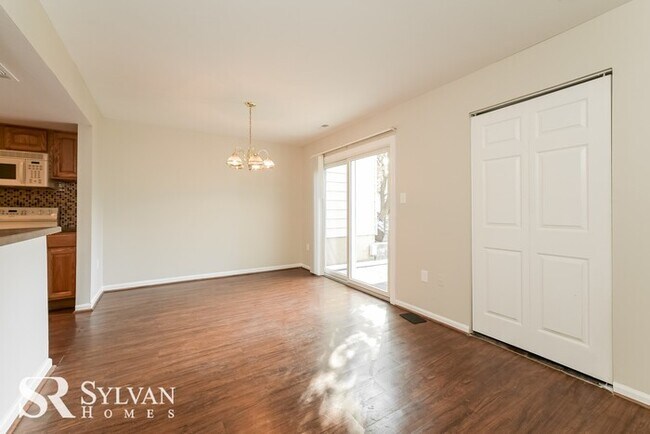 Building Photo - Charming 3BR 1.5BA townhome