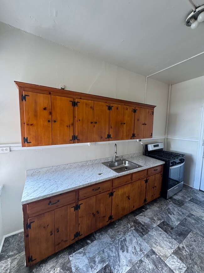Kitchen, 3BR - 1118 Grove Ave