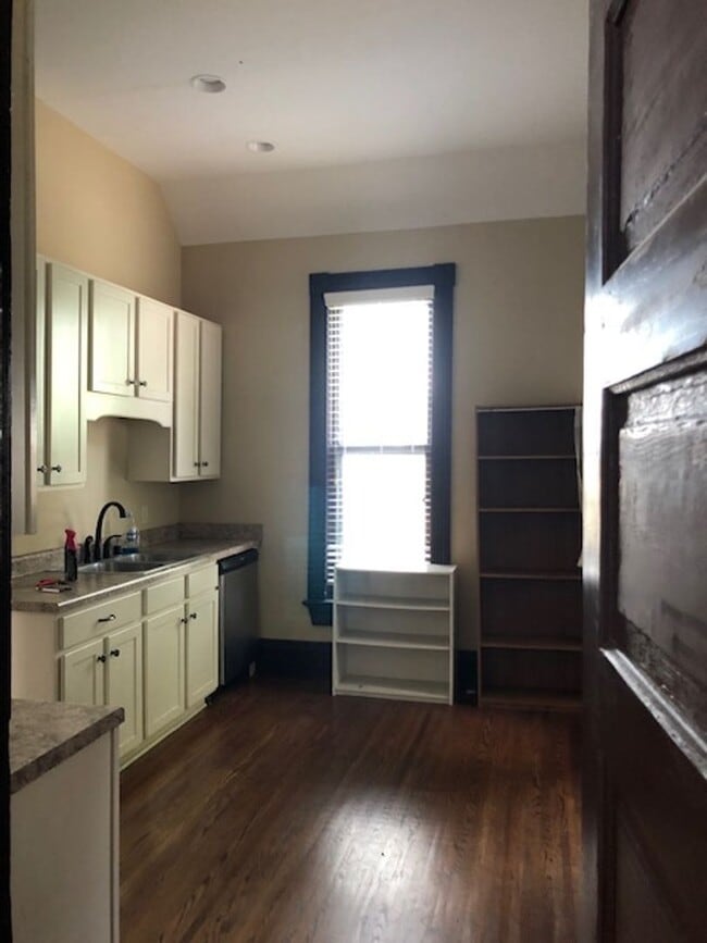 Building Photo - 6-bedroom 3 bath walking distance to WKU a...