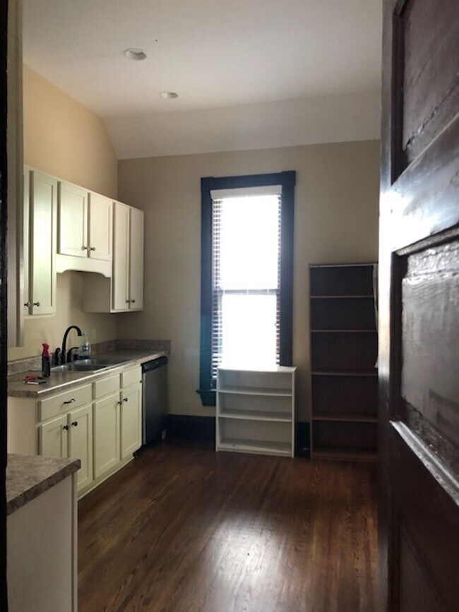 Foto del edificio - 6-bedroom 3 bath walking distance to WKU a...