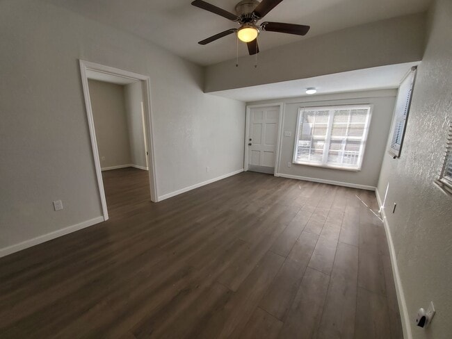 Building Photo - 2 Bedroom, 1 Bathroom Home with Yard - 7 M...
