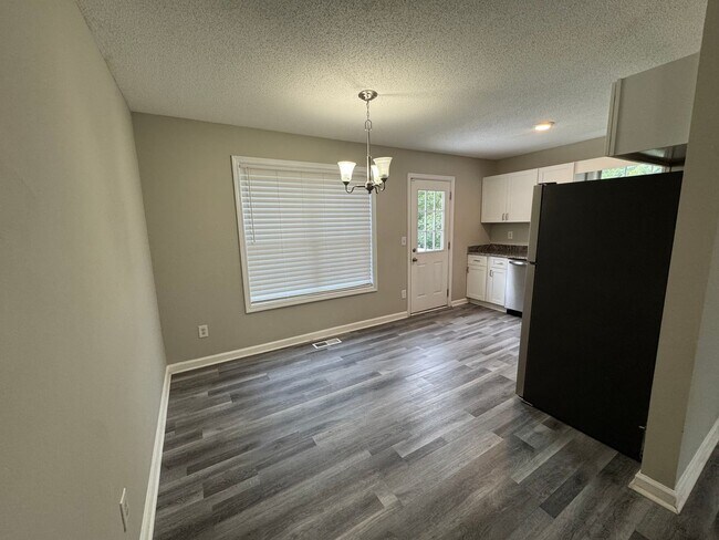 Foto del edificio - 3 Bedroom 2 Bath Split Level w/ Bonus Room...