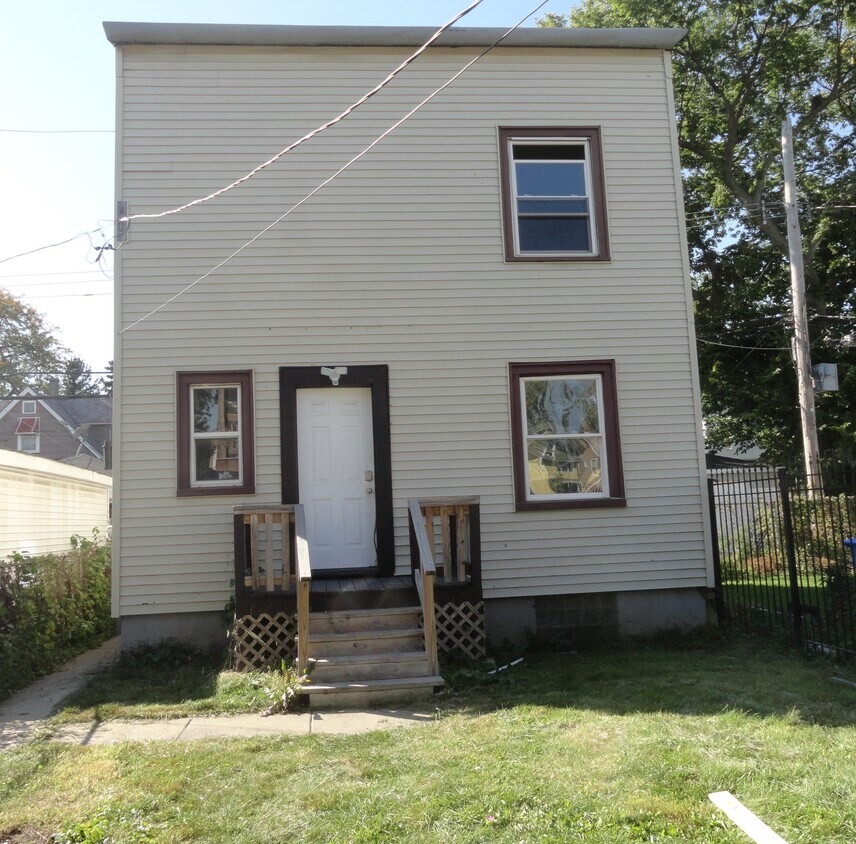 Primary Photo - 1030 N Parkside Ave