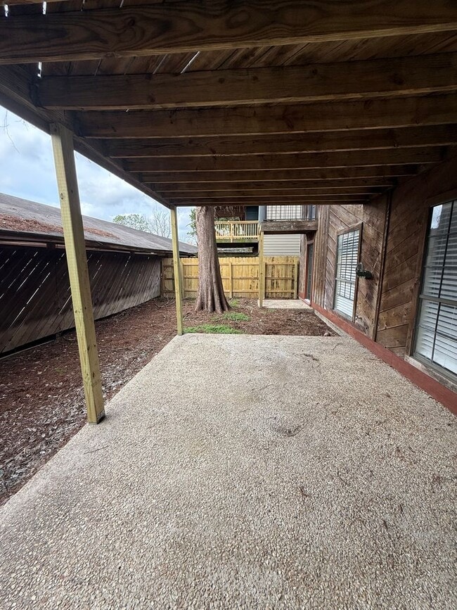 Building Photo - 3BD 2BA FLAT APARTMENT DOWNSTAIRS