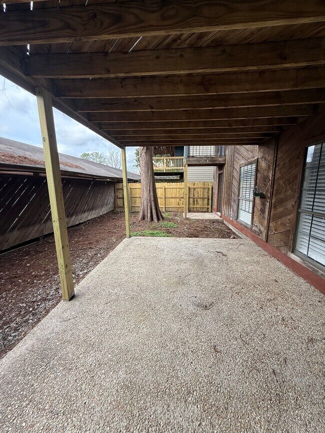 Foto del edificio - 3BD 2BA FLAT APARTMENT DOWNSTAIRS