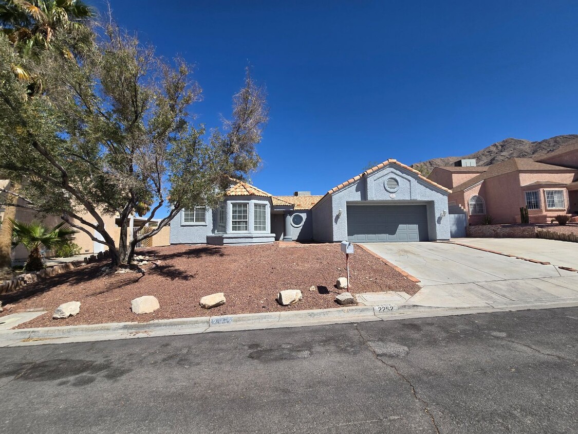 Foto principal - 2252 Welsey Manor Dr