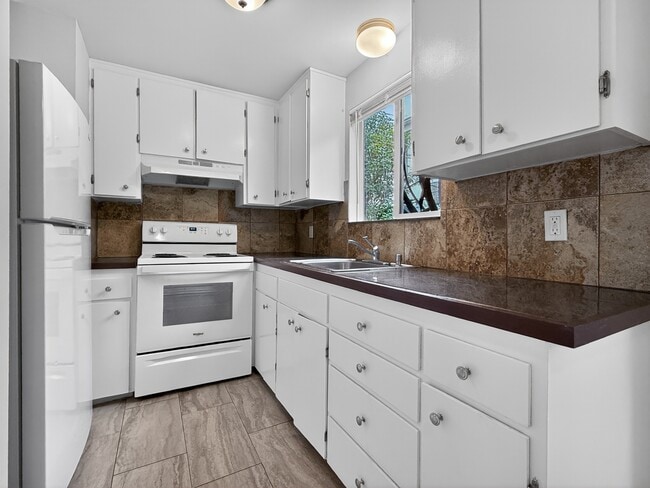 Building Photo - 9015 9th Ave SW