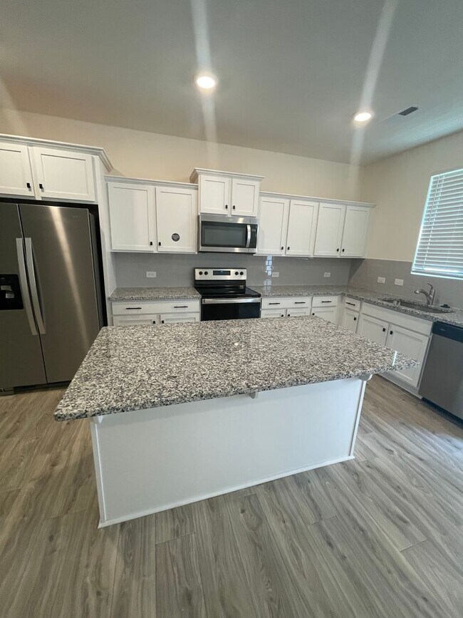 Building Photo - Corner townhome with covered front porch, ...