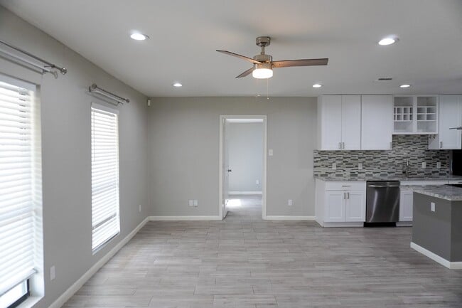 Building Photo - 211 Beverly Dr