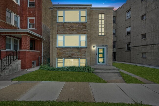 Building Photo - 4459 W Ainslie St