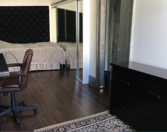 Building Photo - 108 W 2nd St