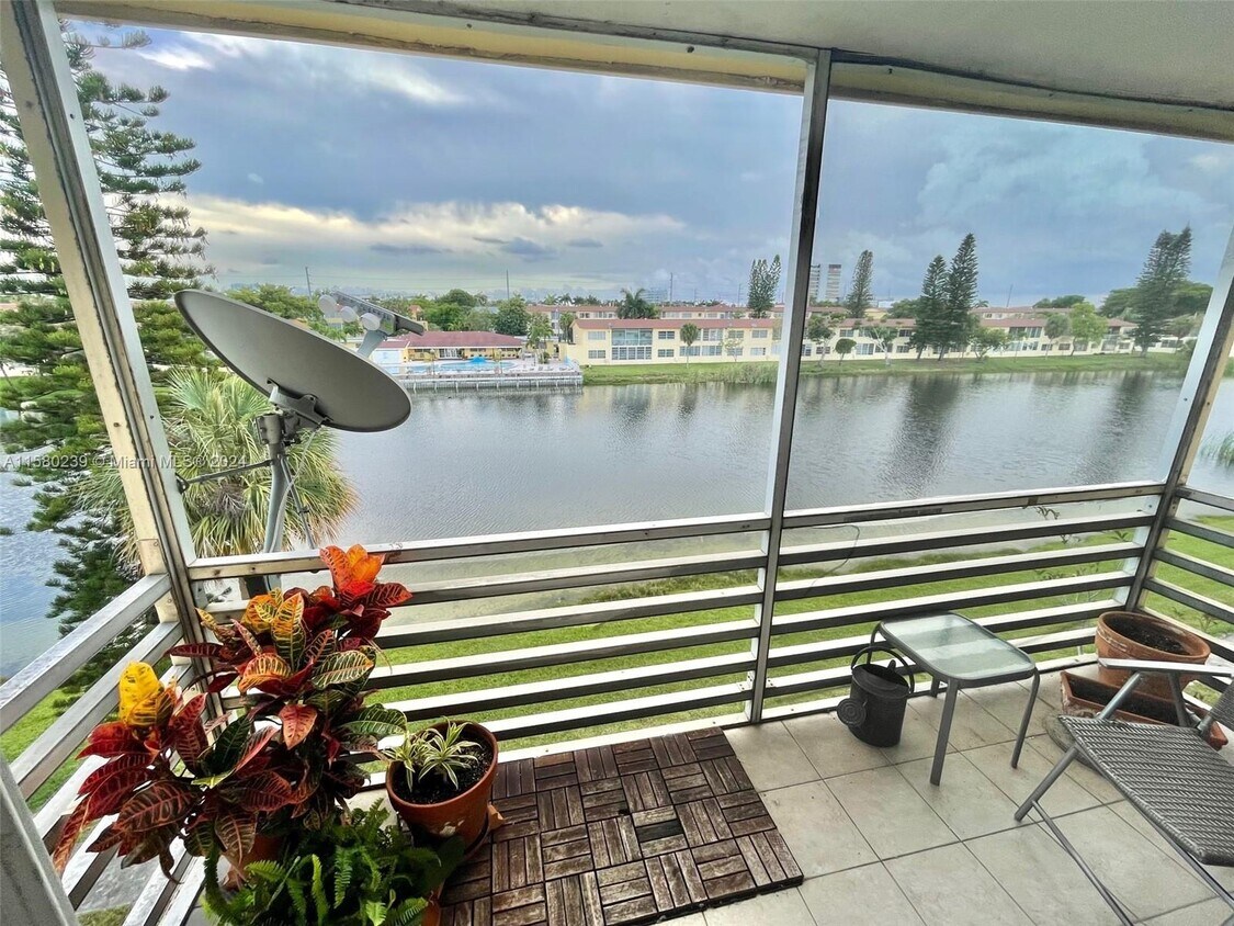 Foto principal - 2880 NE 203rd St