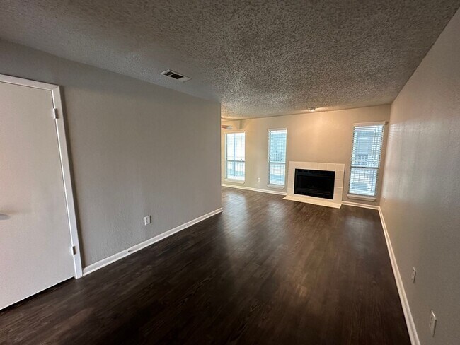 Foto del edificio - Second story one bedroom unit with balcony.