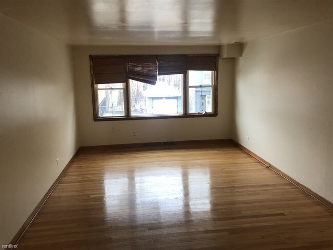 Foto del edificio - 2 br, 1 bath Apartment - 734 E 75th St Apt 3