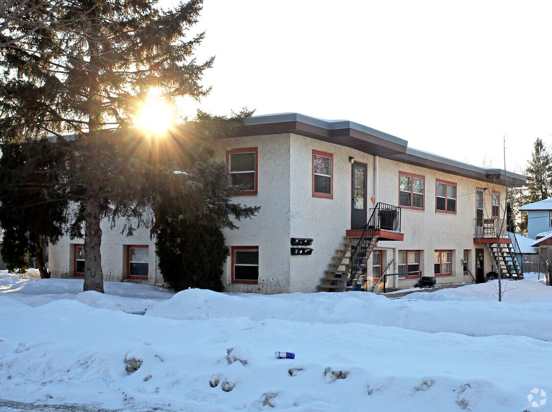 Foto del edificio - 622 Hyacinth Ave E