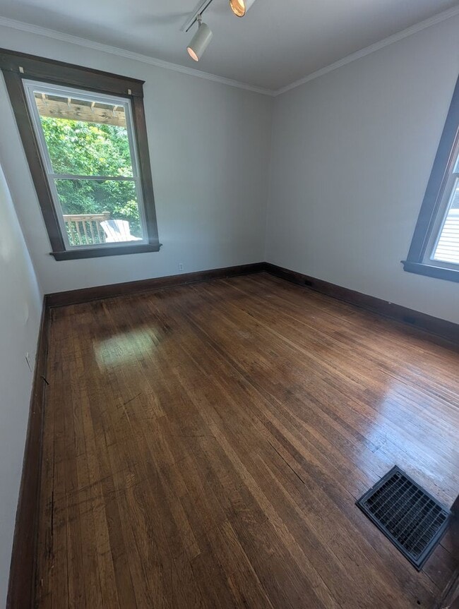 Building Photo - 3111 Linwood Ave