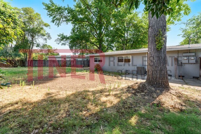 Building Photo - Stunning Home Next to the American River