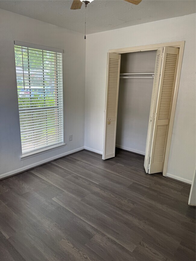 Building Photo - 9330 Tooley Dr