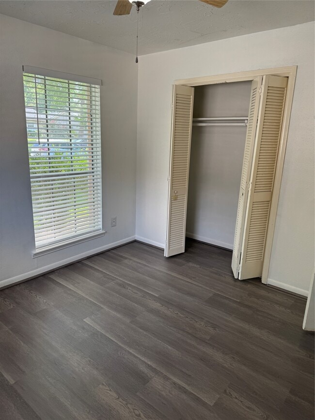 Foto del edificio - 9330 Tooley Dr