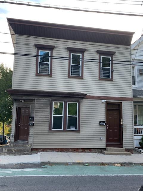 2nd floor apartment for Rent - 801 Van Duzer St