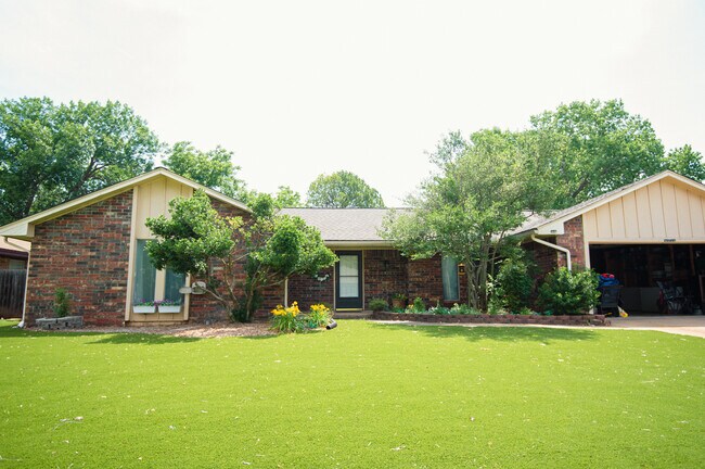Building Photo - 2801 N Crescent Dr