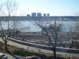 Foto del edificio - 2 br, 1 bath - 560 Riverside Dr