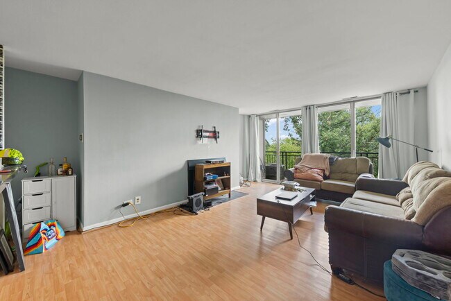 Building Photo - 5820 Oakwood Dr