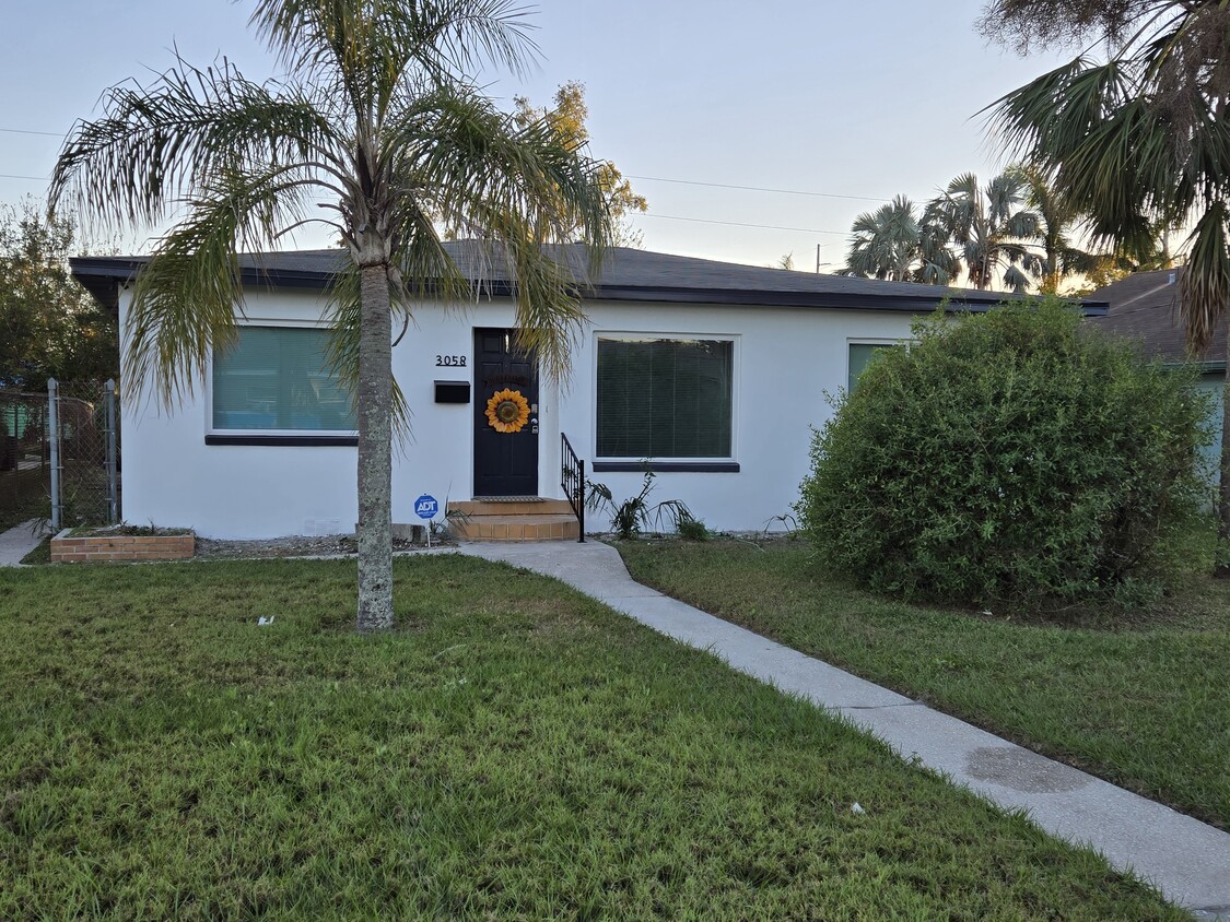 Foto principal - 3058 15th Ave S