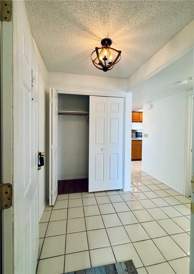 Foto del edificio - 2022 Merrill Ln