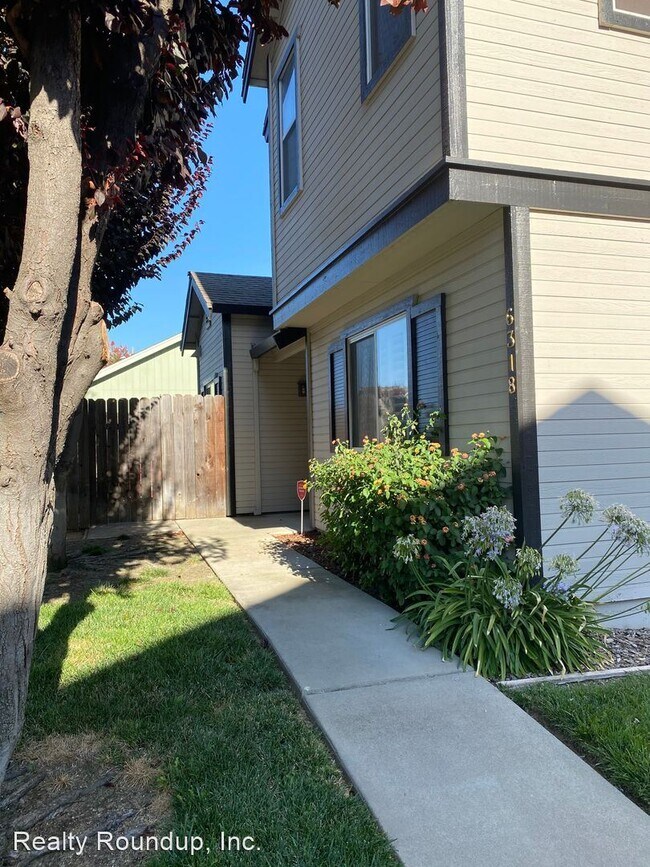 Building Photo - 3 br, 3 bath House - 6318 Laguna Mirage Ln