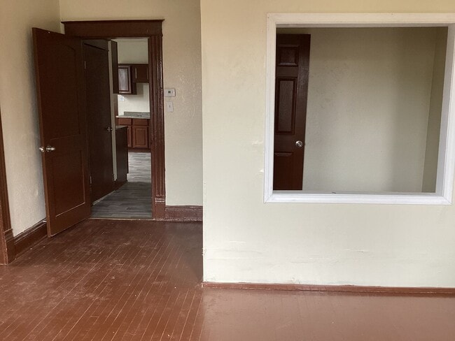 Building Photo - 2 Bedroom Upper Duplex