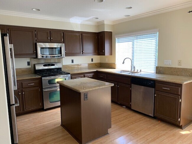 Building Photo - 4 Bed 2.5 Bath Home,