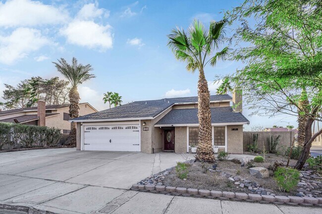 Foto del edificio - Beautiful 4 bed/ 3 bath POOL Home For Rent