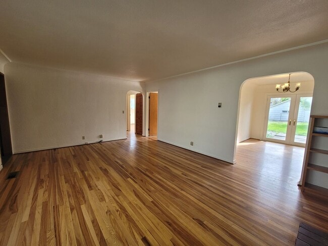 Building Photo - Charming 3 bed 2 bath with bonus room.