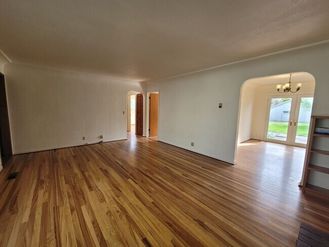 Photo - Charming 3 bed 2 bath with bonus room. House