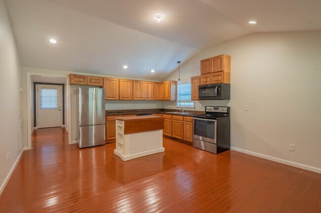 Foto del edificio - 2 bed and 2 bath house with garage and par...